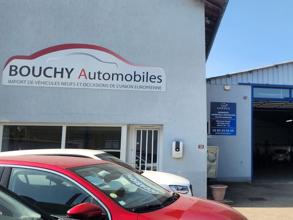 L'enseigne Bouchy Automobiles, import de véhicules neufs et d'occasion de l'Union européenne, à Grièges
